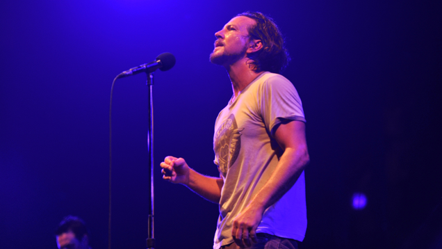 Illustration for article titled This Amazing New App Digitally Removes Eddie Vedder From Your Photos